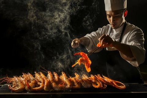 四川西昌的魅力風(fēng)情:美食之旅,從烤魚(yú)到彝族盛宴