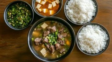 暖心公益:快餐店送八寶粥宴請60名環(huán)衛(wèi)工人慶臘八