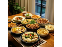 東北節(jié)日餐桌豐盛美食齊聚一堂