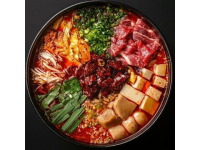 將各種食材放入大鍋，制作一道驚喜美食