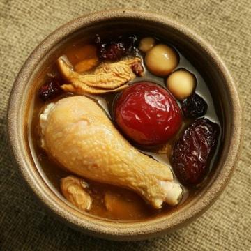 東北經(jīng)典美食:遼寧小雞燉蘑菇的鮮香傳奇