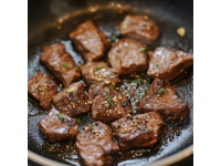 黃牛蹄燒至金黃色時即可取出，內部肉燙熟即可。