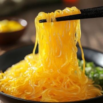 挑選好的燕窩應(yīng)注意原料和加工方法;購買時(shí)要考慮價(jià)格、品牌等因素