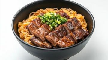 褲帶面配涼拌肉，味蕾的絕妙碰撞