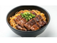 褲帶面配涼拌肉，味蕾的絕妙碰撞
