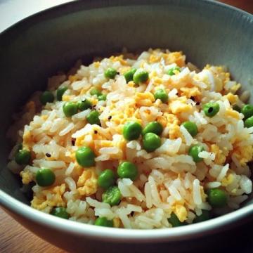 黃金蛋炒飯秘籍：先炒飯還是先炒蛋？揭秘完美口感的關鍵步驟！