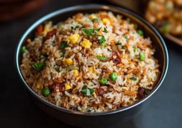 黃金蛋炒飯秘籍：先炒飯還是先炒蛋？揭秘完美口感的關鍵步驟！