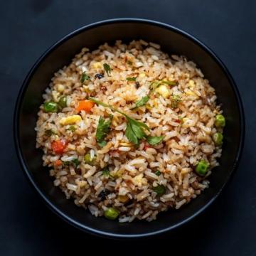 黃金蛋炒飯秘籍：先炒飯還是先炒蛋？揭秘完美口感的關鍵步驟！