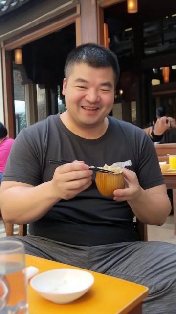 我來到玉林,就是為了品嘗新鮮的美食,現在,我在云天宮十字路口,這里離云天宮很近