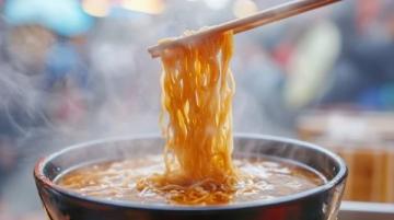 河南美食對決：鄭州燴面 vs 開封灌湯包