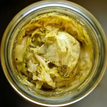 如何在家腌制脆爽美味的酸菜？簡單步驟教你輕松做
