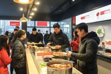 遼寧大學崇山校區食堂探店記：烤盤飯、麻醬拌，美食與青春同在