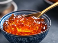 **弋陽年糕**是江西省上饒市弋陽縣的傳統特色美食，以其獨特的口感、制作工藝和文