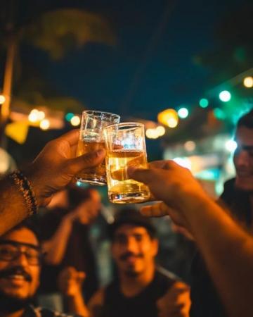 聚會(huì)中幾位因健康原因拒絕飲酒的趣事