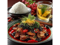 東北寒冬里的溫暖餐桌：酸菜燉肉與凍貨盛宴