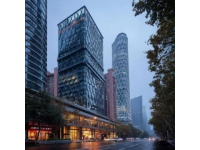 深圳夜晚的燈火通明，廣西朋友在熱鬧非凡的街頭成了城市生活的一抹亮色。