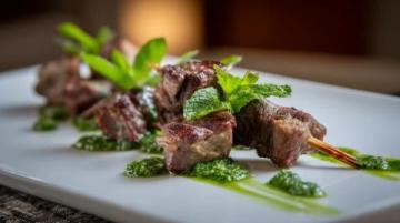 民勤美食探秘:羊肉燒烤、沙米水晶粉,不容錯過的地道風味!