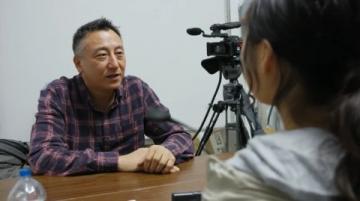 郭向北首次嘗試修桌活計獲師生贊賞
