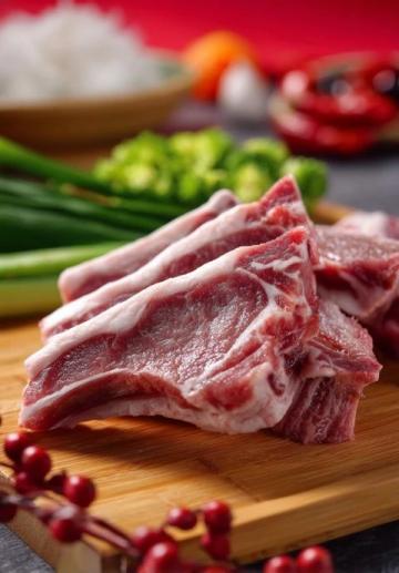 把豬肉做成跟紙一樣薄的錘子肉片，不用炒，簡(jiǎn)單一拌就可以