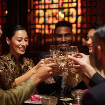 農歷新年舉箸共啖,觥籌交錯伴隨著歡聲,分享喜悅或訴說相思之情