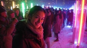 二里井夜市熱鬧一番，眾人盡情品嘗美食。