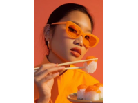 農歷新年舉箸共啖，觥籌交錯伴隨著歡聲，分享喜悅或訴說相思之情