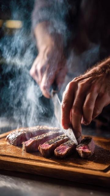 盛滿水汽的碗里的肉片是如此誘人。