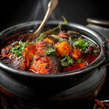 揭秘溫州人氣小酒館:紅燒鯽魚(yú)日限20條,地道家鄉(xiāng)味不容錯(cuò)過(guò)!