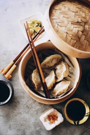 師傅揭秘:水晶餃子的秘訣——生粉與沸水燙面的正確做法!