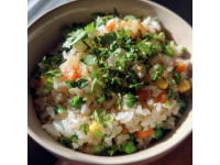 家人們，今天我要教大家做地道的新疆抓飯,瞧瞧這做好的抓飯，色澤金黃，胡蘿卜、葡萄