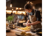 河南開封面館師傅絕技：一米大刀切出細如絲面的傳統(tǒng)美食傳奇