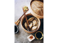 師傅揭秘：水晶餃子的秘訣——生粉與沸水燙面的正確做法！