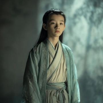 因為史湘云的臉上犯了杏斑癬,于是有了治療藥物薔薇硝出場,但是被茉莉粉