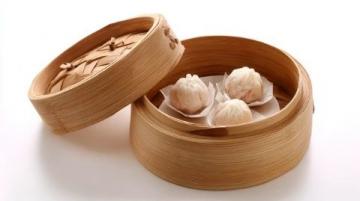 芋餃?zhǔn)侵袊?guó)南方(尤其是福建、江西等地)的傳統(tǒng)小吃,外皮用芋頭和淀粉制作