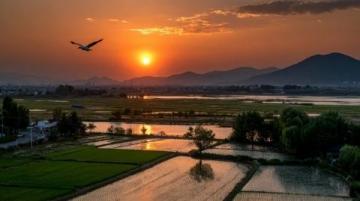 松滋縣有個小鎮(zhèn)邊緣臨大湖，大片水面映照著夕陽。