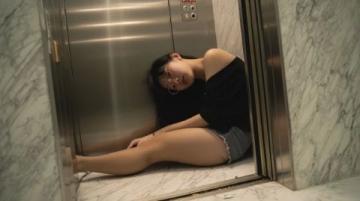 進(jìn)電梯前的她感動(dòng)得熱淚盈眶