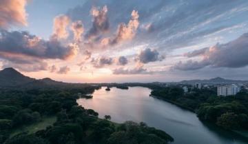 松滋縣有個小鎮(zhèn)邊緣臨大湖，大片水面映照著夕陽。