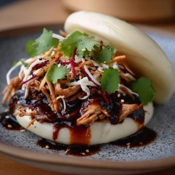 以下是一道原創改良版粉蒸肉食譜，以茶香解膩、果香增鮮為特色