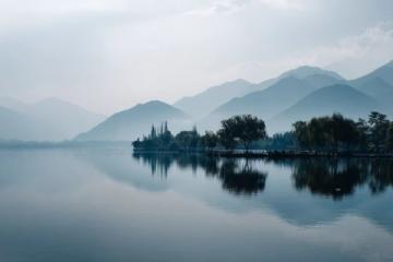 黎明六點,微光悄然灑落順峰山公園的青云湖畔,湖水仿若被喚醒的精靈,泛起粼粼波光