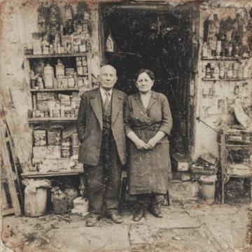 這是1945年11月份的一組珍貴老照片,拍攝于重慶路邊的一家小吃店