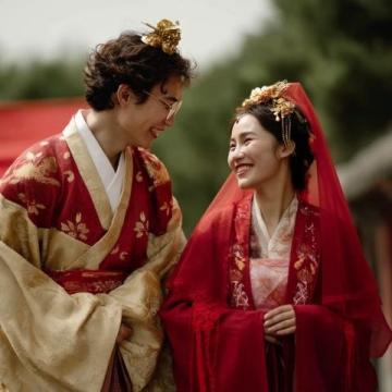 5月20日，孔子第76代孫公開消息，自己已在美國結婚，妻子厚唇大眼是大馬名媛