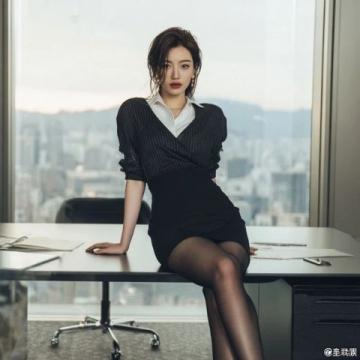 時尚編輯萌萌為籌夏刊熬夜奮戰
