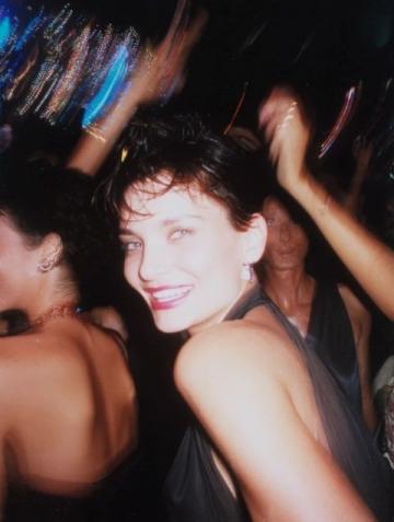 1990年除夕夜,唐國強的妻子洗完澡化完妝,穿上一身新衣