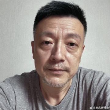 在西虹市首富中,沈騰飾演的王多魚為了完成一個月花光十億的賭約,花重金邀請了