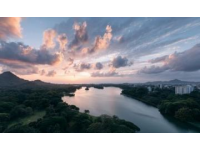 松滋縣有個小鎮(zhèn)邊緣臨大湖，大片水面映照著夕陽。