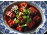 以下是一道原創改良版粉蒸肉食譜，以茶香解膩、果香增鮮為特色