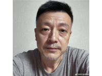 在西虹市首富中，沈騰飾演的王多魚為了完成一個月花光十億的賭約，花重金邀請了