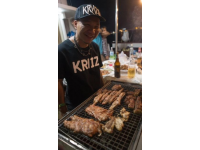 探秘新密美食夜市：文昌大公雞與炭火羊排的魅力