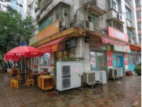 好久沒有來過南坪了，今天我們?nèi)コ蕴脱蛉怵^，這家開了20年的羊肉館