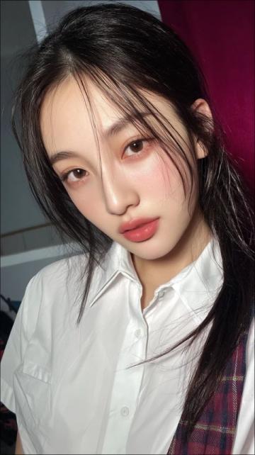 瑾汐二姐惡作?。赫娴陌央u蛋在妹妹頭上碰碎了！